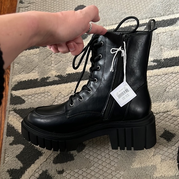 AE Lace Up Lug Boot - Picture 5 of 14